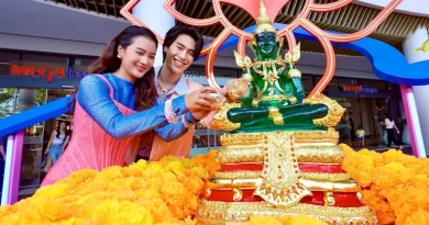 เมกาบางนา ชวนฉลองปีใหม่ไทยในงาน “เมกา สงกรานต์ : ม่วนจึ้ง ออลเด้อเวย์” สัมผัสความม่วนจึ้งแบบไทยบ้านร่วมสมัย สนุกครบทั้งมู มันส์ ม่วน ชุ่มฉ่ำ เติมสีสันความสุขรับสงกรานต์ วันที่ 1 – 30 เมษายน 2569 ณ ศูนย์การค้าเมกาบางนา